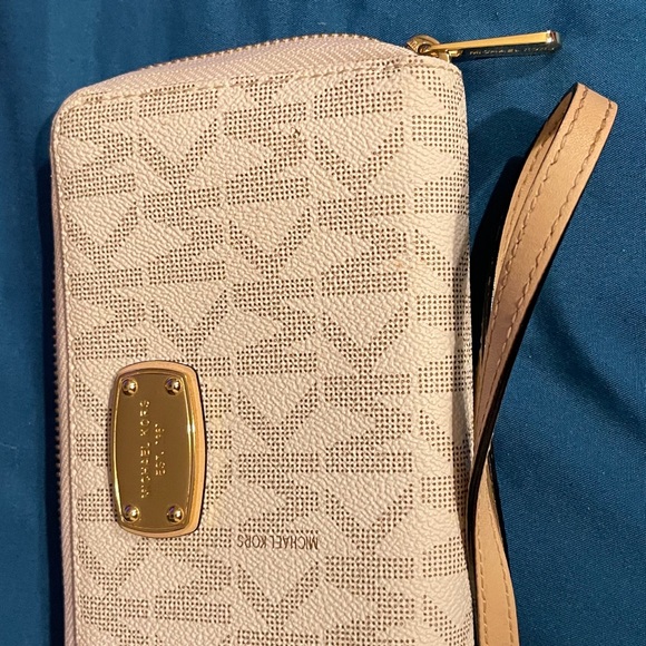 Beautiful authentic Michael kors phone case and wallet - Picture 4 of 4